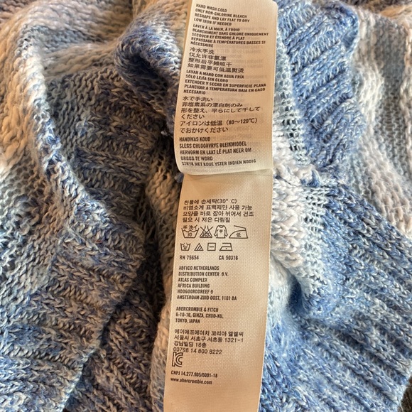 Hollister ladies knitted short sleeved shirt in size small. - Picture 4 of 7